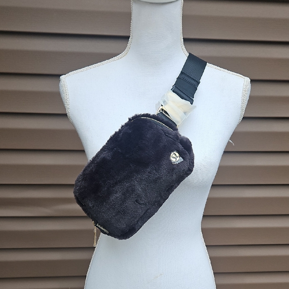 LULULEMON PLUSH FLEECE BELT BAG